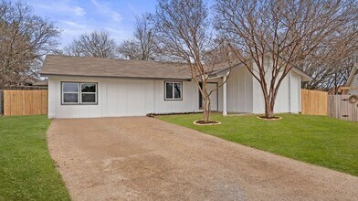 1112 Village Green Dr in Austin, TX - Building Photo - Building Photo