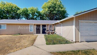 3002 Lake Park Ct in Modesto, CA - Building Photo