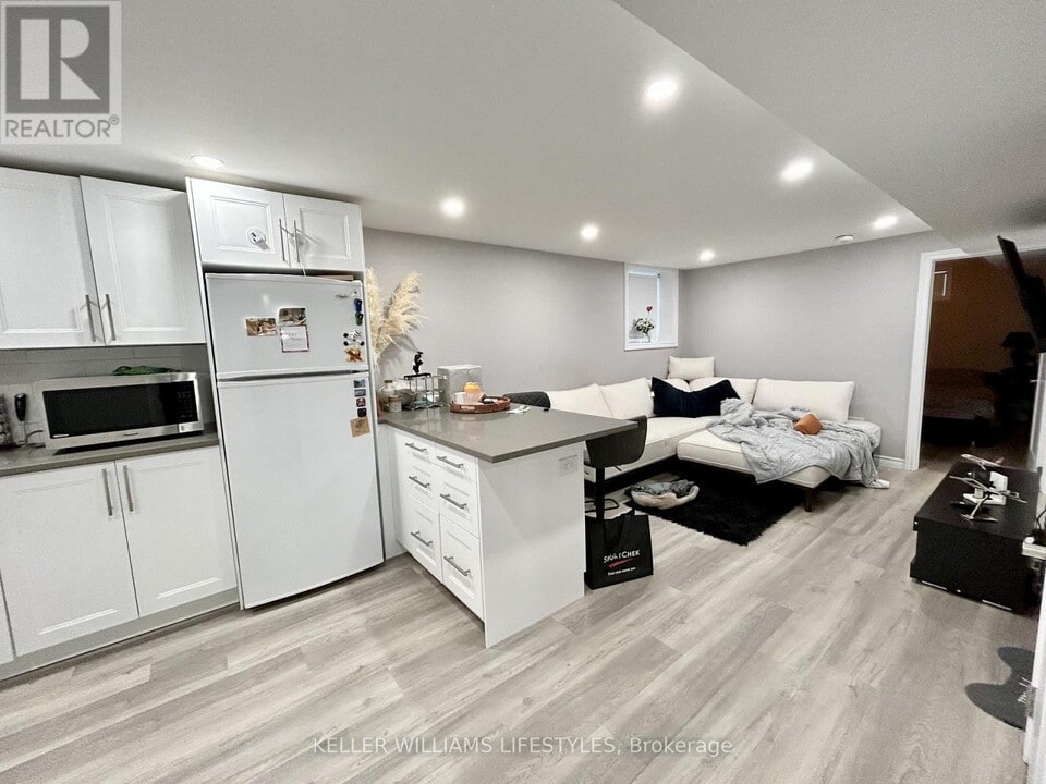 18 Queenston Crescent in London, ON - Building Photo