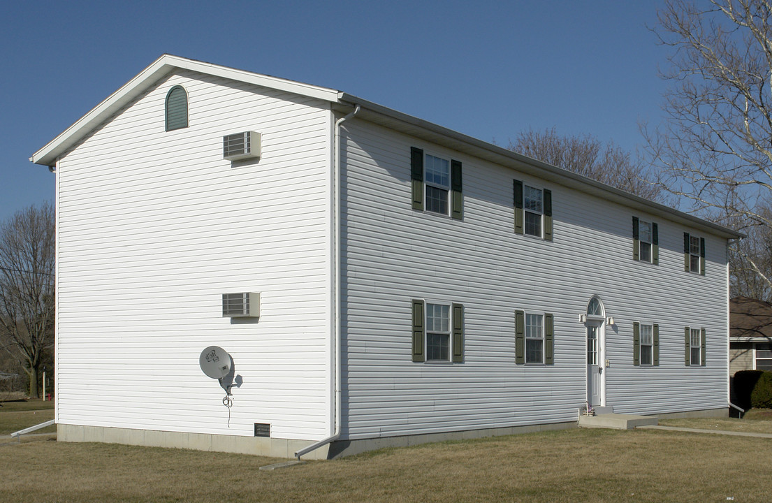 416 E 3rd St in Leaf River, IL - Foto de edificio