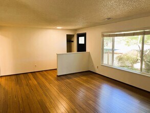 14014 SE Knight St in Portland, OR - Building Photo - Building Photo
