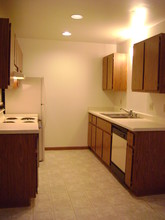 Montgomery Square Apartments in Germantown, WI - Building Photo - Building Photo