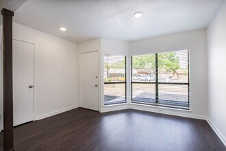 7506 Lincoln Village Dr in San Antonio, TX - Foto de edificio - Building Photo