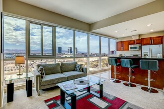 4575 Dean Martin Dr in Las Vegas, NV - Foto de edificio - Building Photo