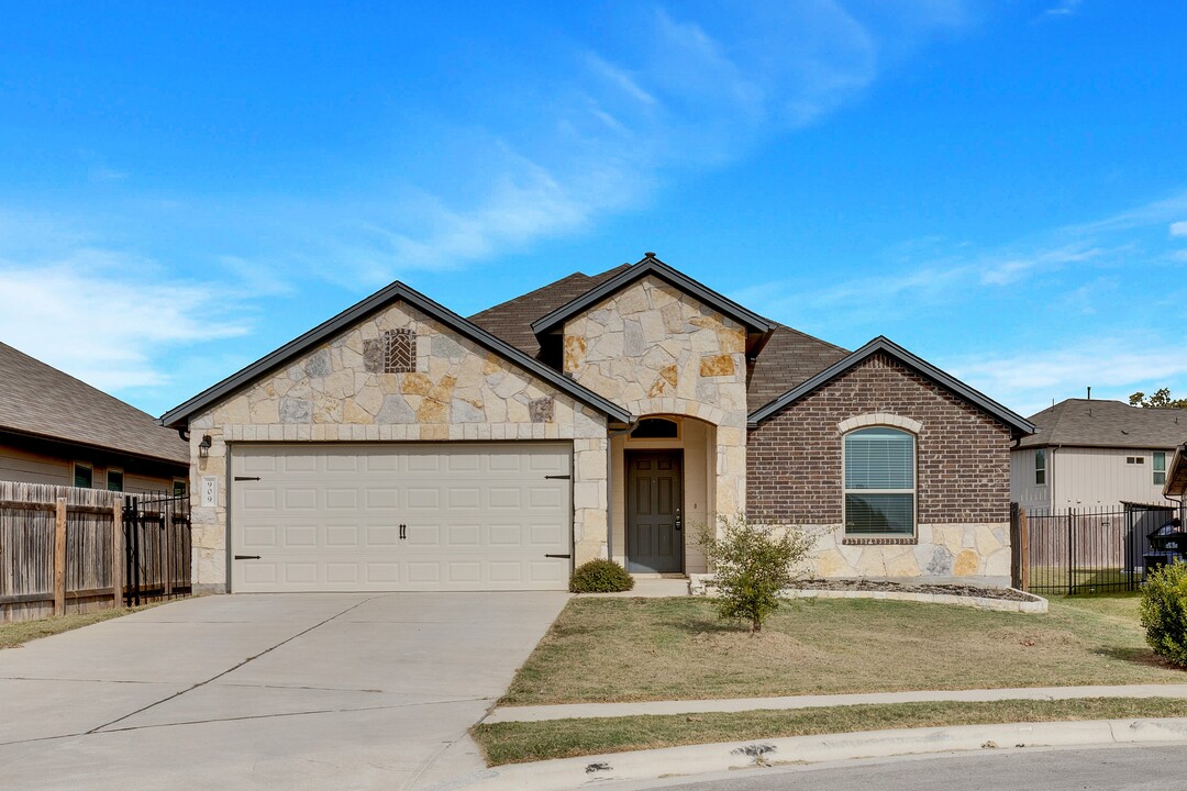 909 Medina Wy in Leander, TX - Foto de edificio