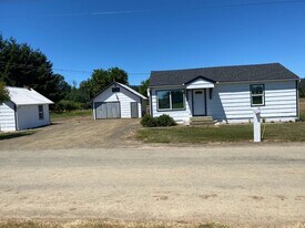 2177 Curry Rd in Roseburg, OR - Building Photo
