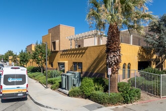 WHISPERING PALMS SENIOR APARTMENTS in Palmdale, CA - Foto de edificio - Primary Photo