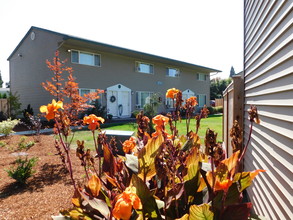 Lakeside Manor Townhomes in Albany, OR - Building Photo - Building Photo