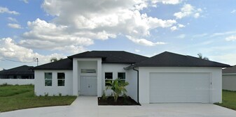 918 Embers Pkwy W in Cape Coral, FL - Building Photo