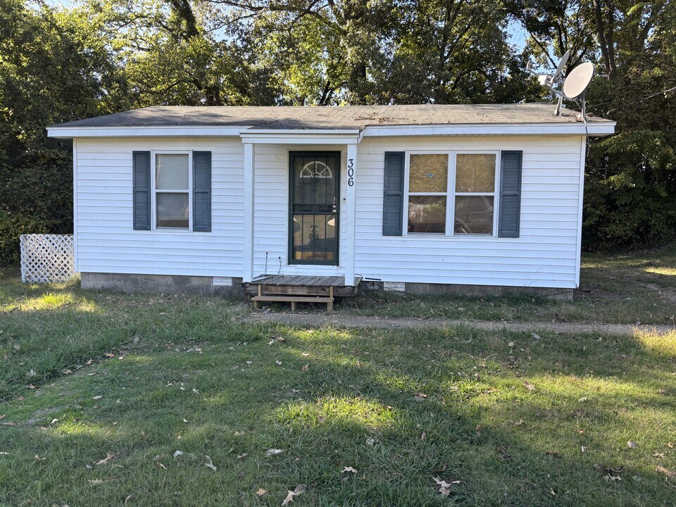 306 Lynn St in Ripley, TN - Building Photo