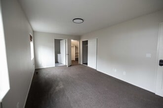 401 S Main St, Unit #3 in Newberg, OR - Foto de edificio - Building Photo