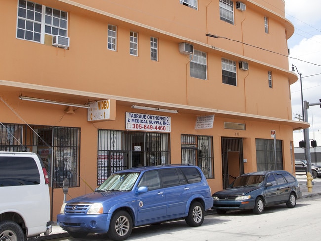 102 SW 16th Ave in Miami, FL - Foto de edificio - Building Photo