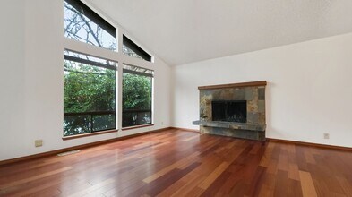 518 NE 182nd Ct in Shoreline, WA - Building Photo - Building Photo