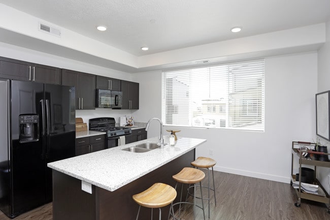 Gladstone Place Townhomes in West Jordan, UT - Foto de edificio - Interior Photo