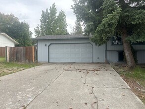 3326 E Pineglen Ave in Mead, WA - Building Photo - Building Photo