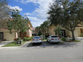 211 River Bluff Ln in Royal Palm Beach, FL - Foto de edificio - Building Photo