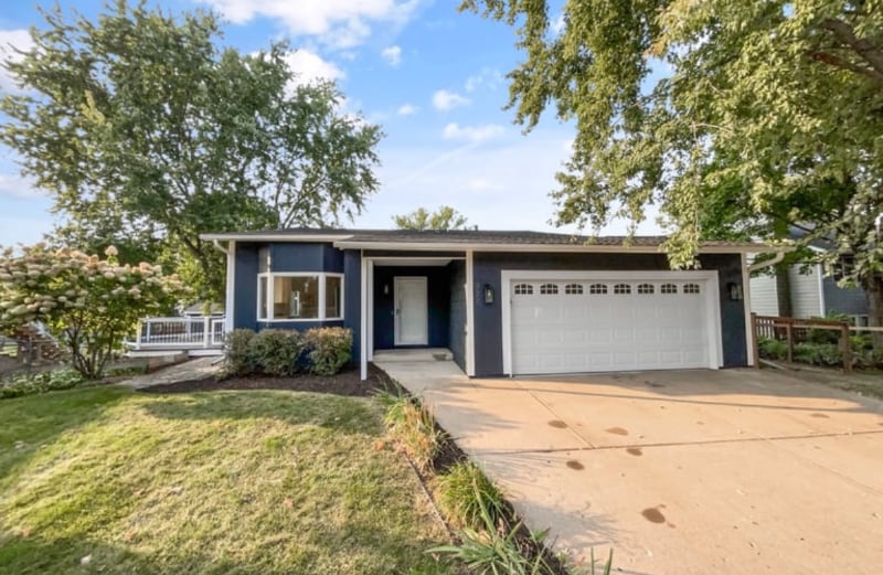 377 Oakwood Dr in Shoreview, MN - Building Photo