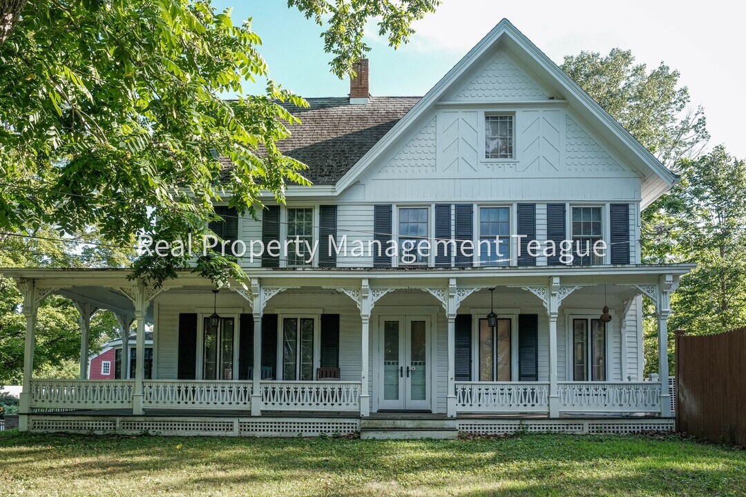 4382 Western Turnpike in Altamont, NY - Building Photo