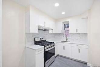 31-52 70th St in New York, NY - Building Photo - Building Photo