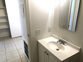 4711 Convaire Ave, Unit 2 in Las Vegas, NV - Building Photo - Building Photo