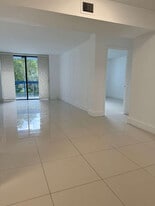 9460 Fontainebleau Blvd in Miami, FL - Building Photo