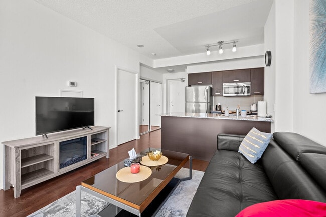 76 Grenville St in Toronto, ON - Building Photo - Building Photo