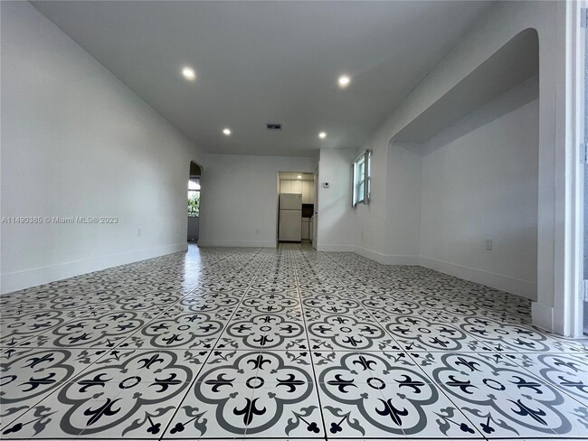 18447 NE 1st Ave-Unit -1 in Miami, FL - Building Photo - Building Photo