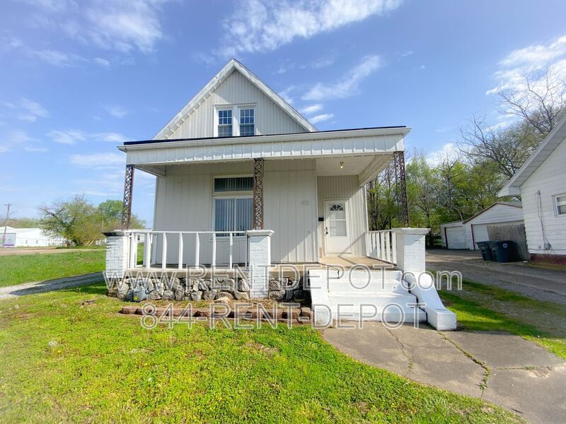 412 E Riverside Dr in Evansville, IN - Building Photo