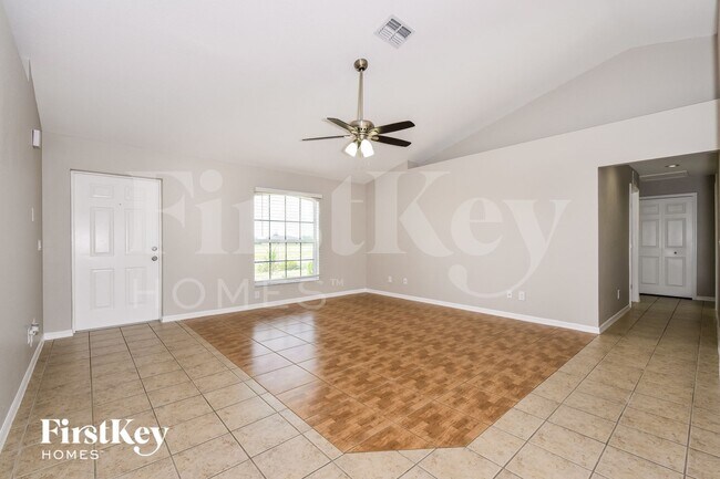 817 NE 9th St in Cape Coral, FL - Foto de edificio - Building Photo