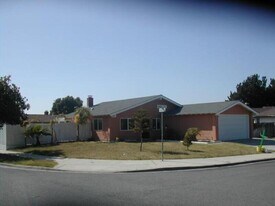 131 Nixon Cir in Oceanside, CA - Building Photo