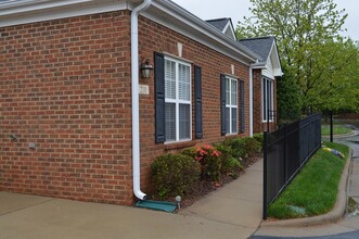 210 Baines Ct in Cary, NC - Foto de edificio - Building Photo