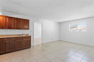 2082 NW 43 Terrace in Lauderhill, FL - Foto de edificio - Building Photo