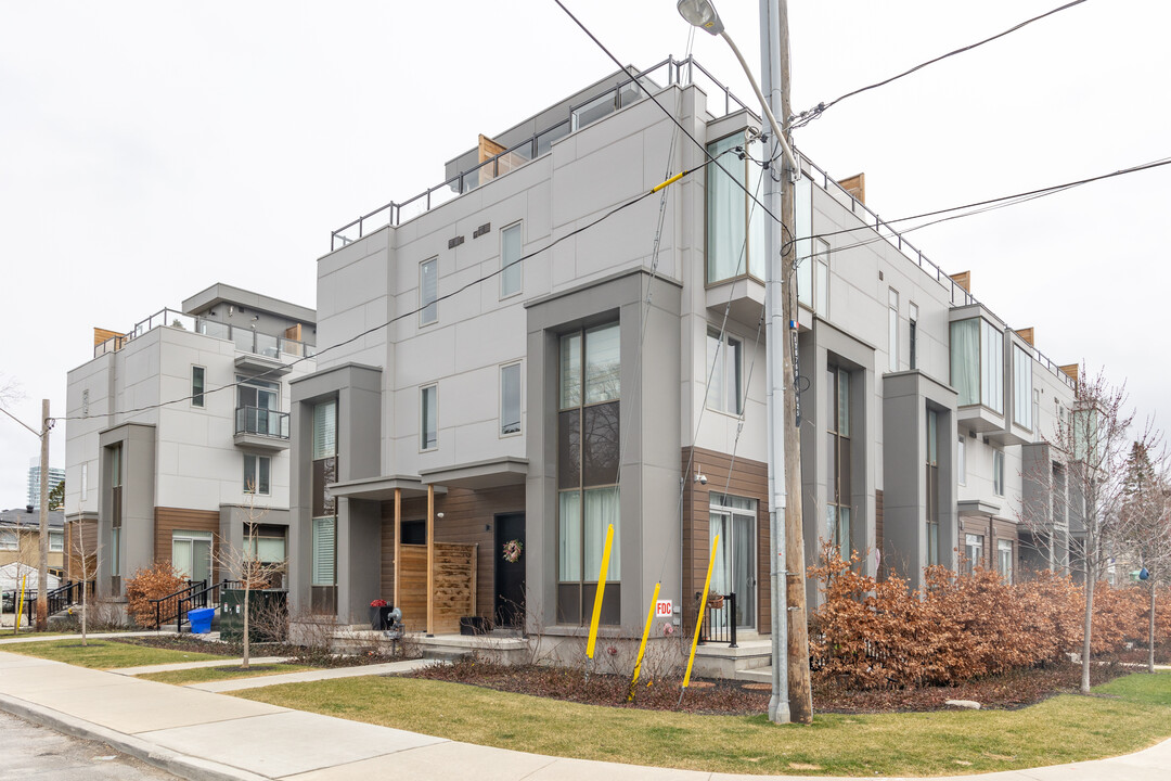 15 Greenbriar Rd in Toronto, ON - Building Photo