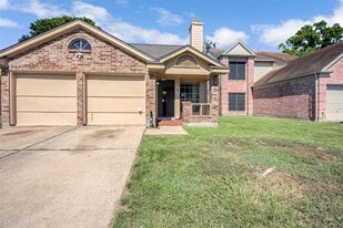 13718 Vira Ln in Houston, TX - Building Photo