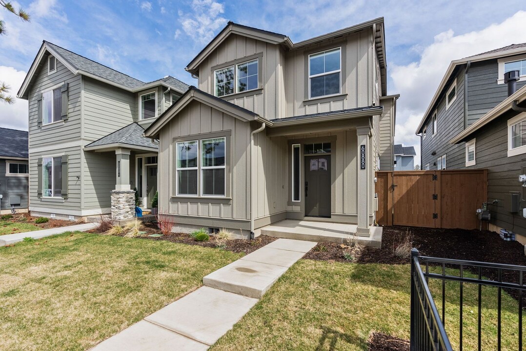 60880 SE Epic Pl in Bend, OR - Foto de edificio