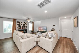 7014 Cedar Breeze Ct in Houston, TX - Building Photo - Building Photo