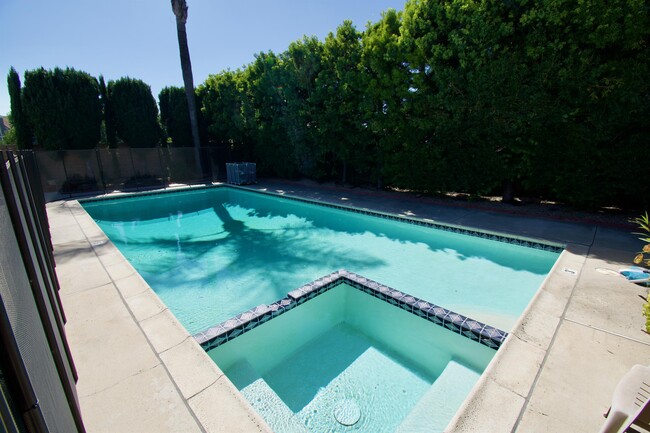 17467 Mt Henry St in Fountain Valley, CA - Foto de edificio - Building Photo
