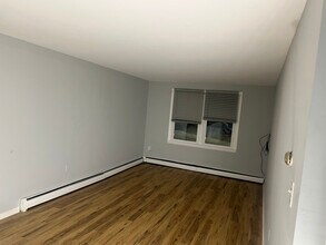 64 Market St in Somersworth, NH - Foto de edificio - Building Photo