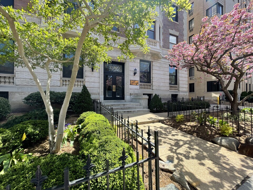 1735 New Hampshire Ave NW in Washington, DC - Foto de edificio
