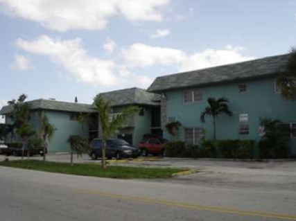 300 NE 1st Ct in Hallandale, FL - Building Photo