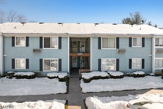 62 Eton Way in Franklin Township, NJ - Foto de edificio - Building Photo