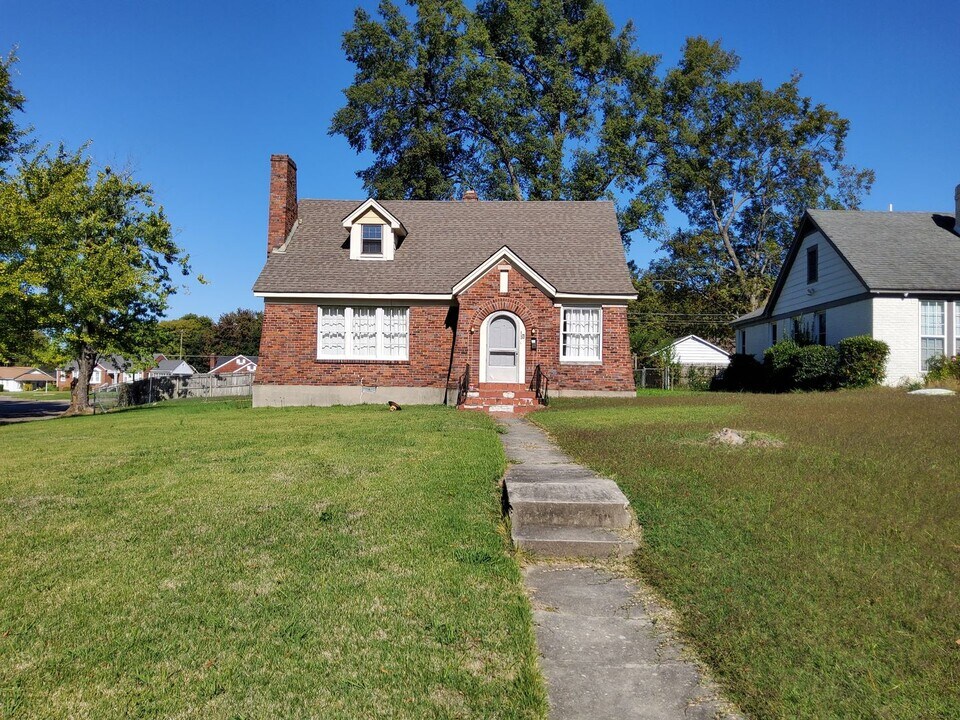 2244 Cypress Cir in Memphis, TN - Building Photo