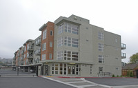 City Walk Condominiums in San Leandro, CA - Foto de edificio - Building Photo