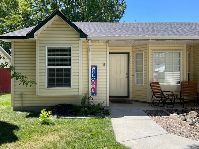 11931 W Blueberry Ave in Nampa, ID - Building Photo - Building Photo