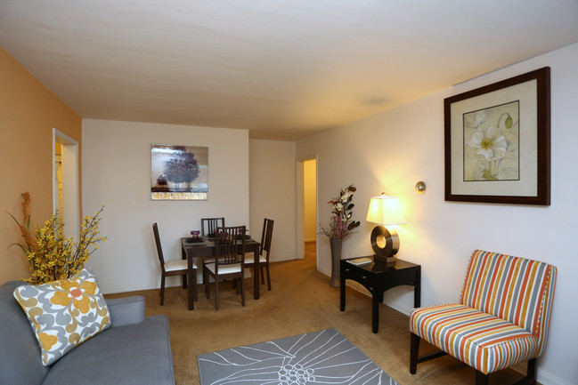 College Gardens & Melbourne Apts /Townhouses in Baltimore, MD - Foto de edificio - Interior Photo