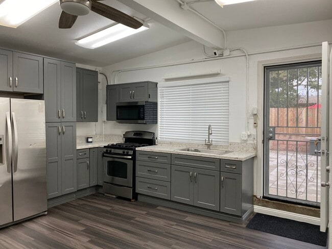 property at 725 W Sunkist St