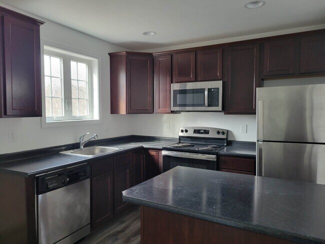 6 Grove St in Dover, NH - Building Photo - Building Photo