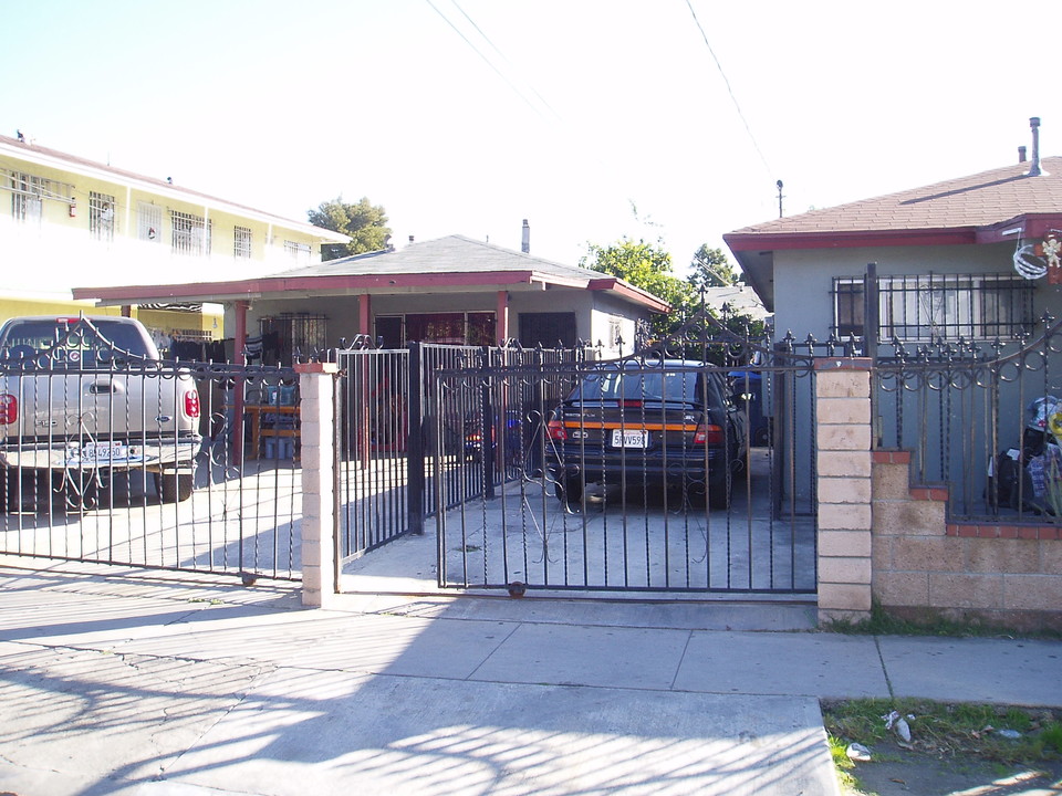 6718 Parmelee Ave in Los Angeles, CA - Building Photo