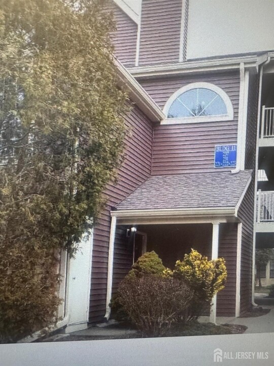 223 Blew Ct in East Brunswick, NJ - Building Photo
