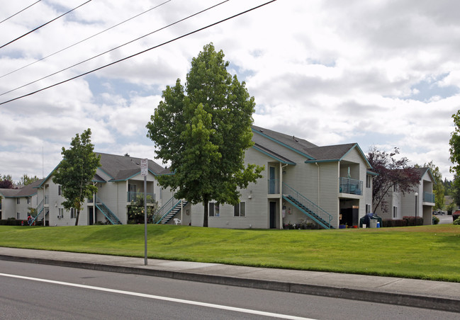 Kings Garden Apartments in Fairview, OR - Foto de edificio - Building Photo